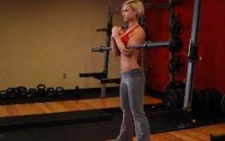 Пауэрлифтерский вариант выполнения приседаний со штангой